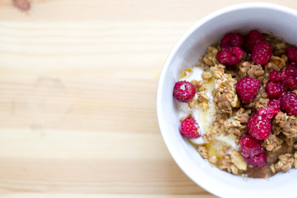 A refreshing raspberry yogurt granola bowl breakfast! 